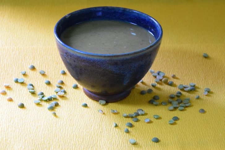 Velouté de pois cassés aux poireaux caramélisés et mâche (IG bas)